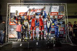 Henk van der Mark en Dirk Brand op de hoogste trede van het podium in Franchorchamps