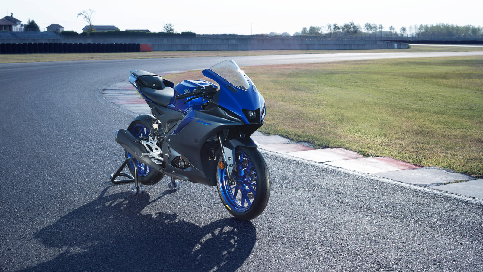 2023_YAM_YZF-R125_EU_DPBMC_STA_001_03_preview