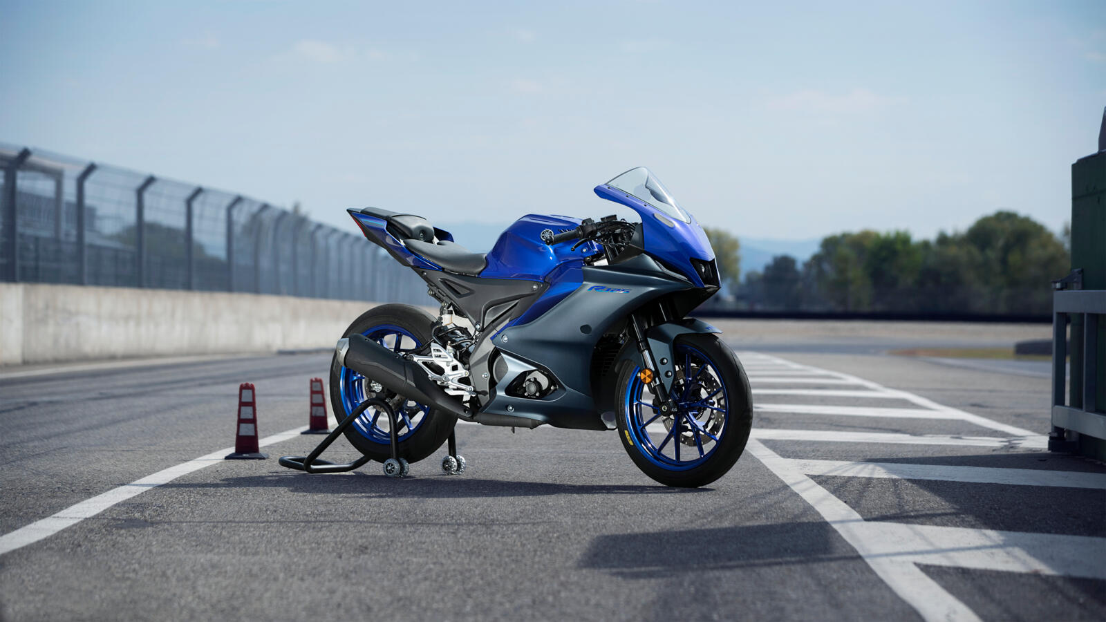 2023_YAM_YZF-R125_EU_DPBMC_STA_002_03_preview