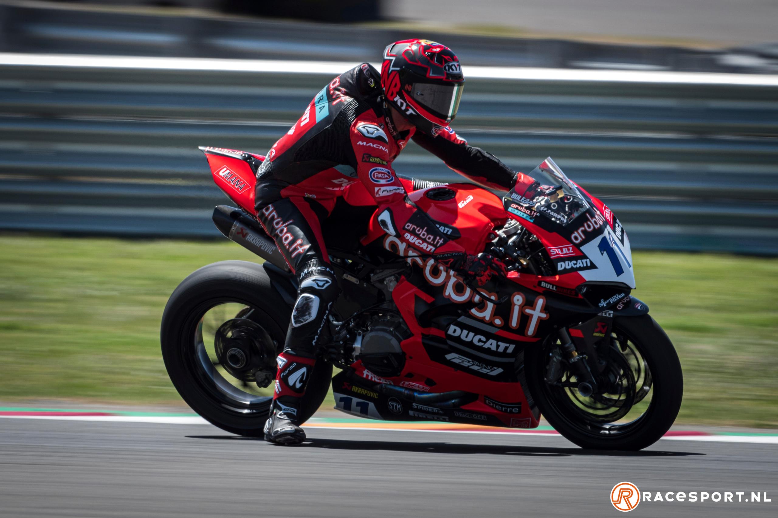 Bulega Ducati memimpin tiga besar setelah hari pertama di Indonesia, sedangkan Van Straalen ketujuh