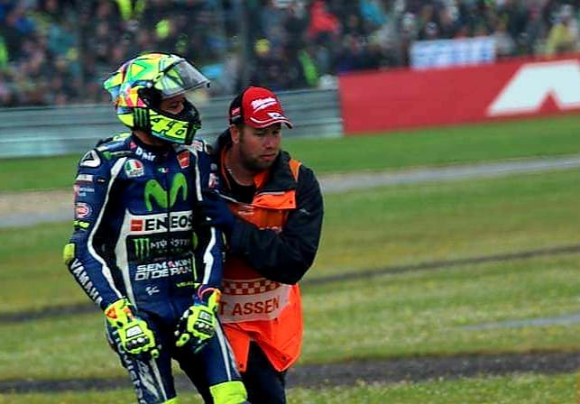 Danny Alarm met Valentino Rossi tijdens de TT van 2016.