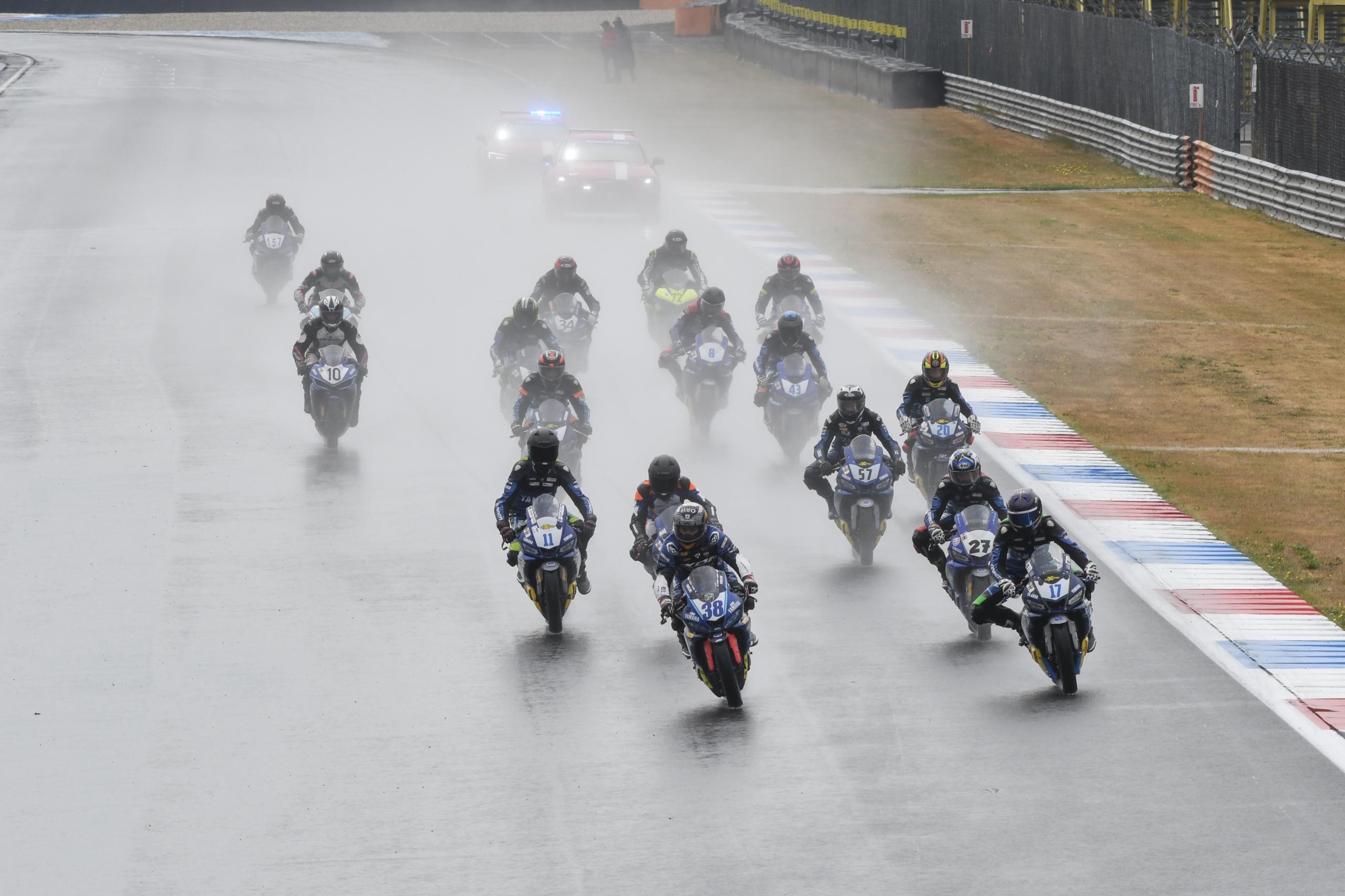 Yamaha Racing bLU cRU Benelux R3 und R7 Cup powered by KicXstart: schnelle Gäste in Assen