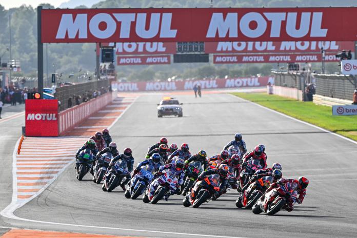 MotoGP race start in Valencia | foto© MotoGP.com