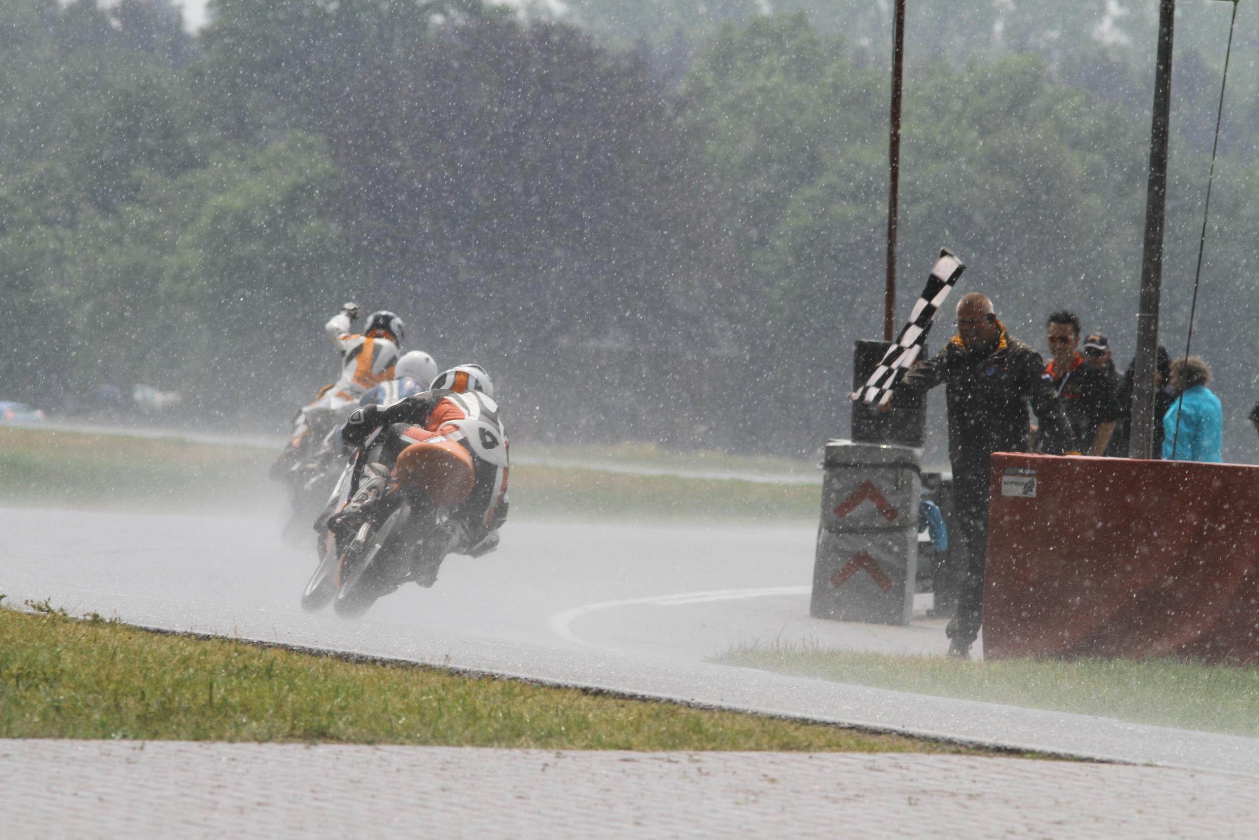 Bryan Schouten wint de 125cc-race in 2011 voor Scott Deroue en Jerry van de Bunt | Foto credit: Henk Teerink