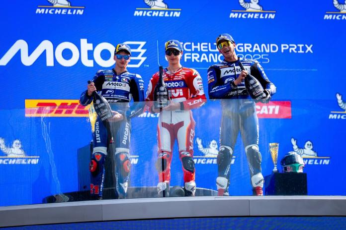 motoe-podium