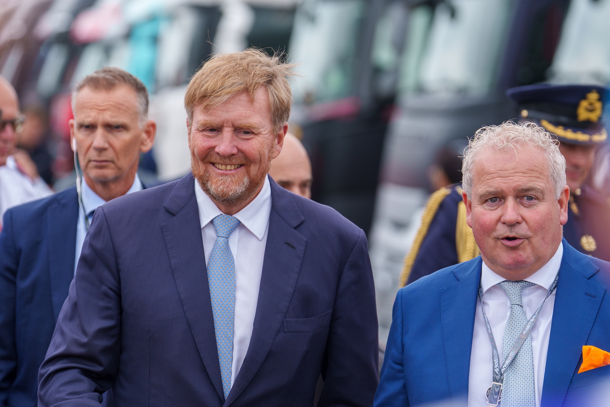 Koning Willem-Alexander bezoekt TT Assen: “Gelukkig heb ik mijn motorrijbewijs nooit gehaald”