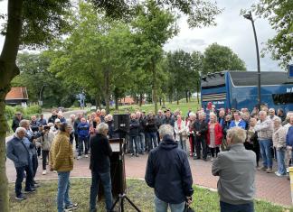 Theo Bult spreekt de aanwezigen toe in de Fleringen Hairpin.