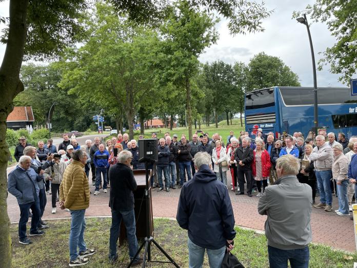 Theo Bult spreekt de aanwezigen toe in de Fleringen Hairpin.