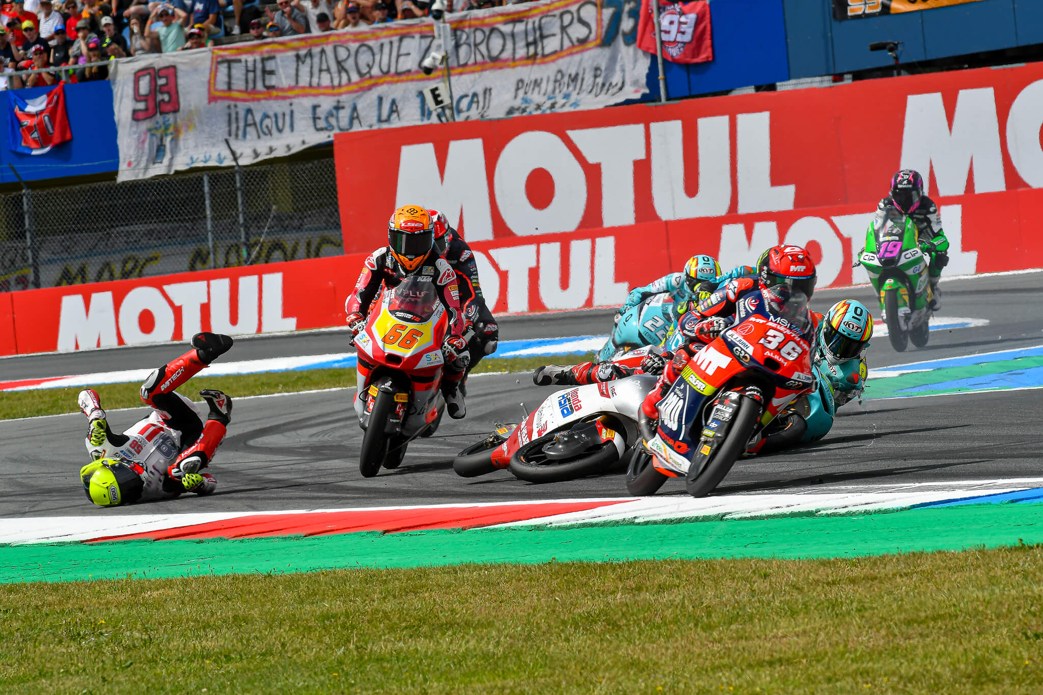 Lunetta loopt dubbele en gecompliceerde beenbreuk op bij crash in Moto3-race in Assen