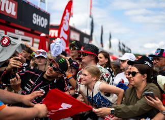 Marco Bezzecchi gaat op de foto met de fans | foto© Damon Teerink