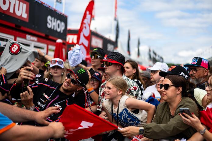 Marco Bezzecchi gaat op de foto met de fans | foto© Damon Teerink