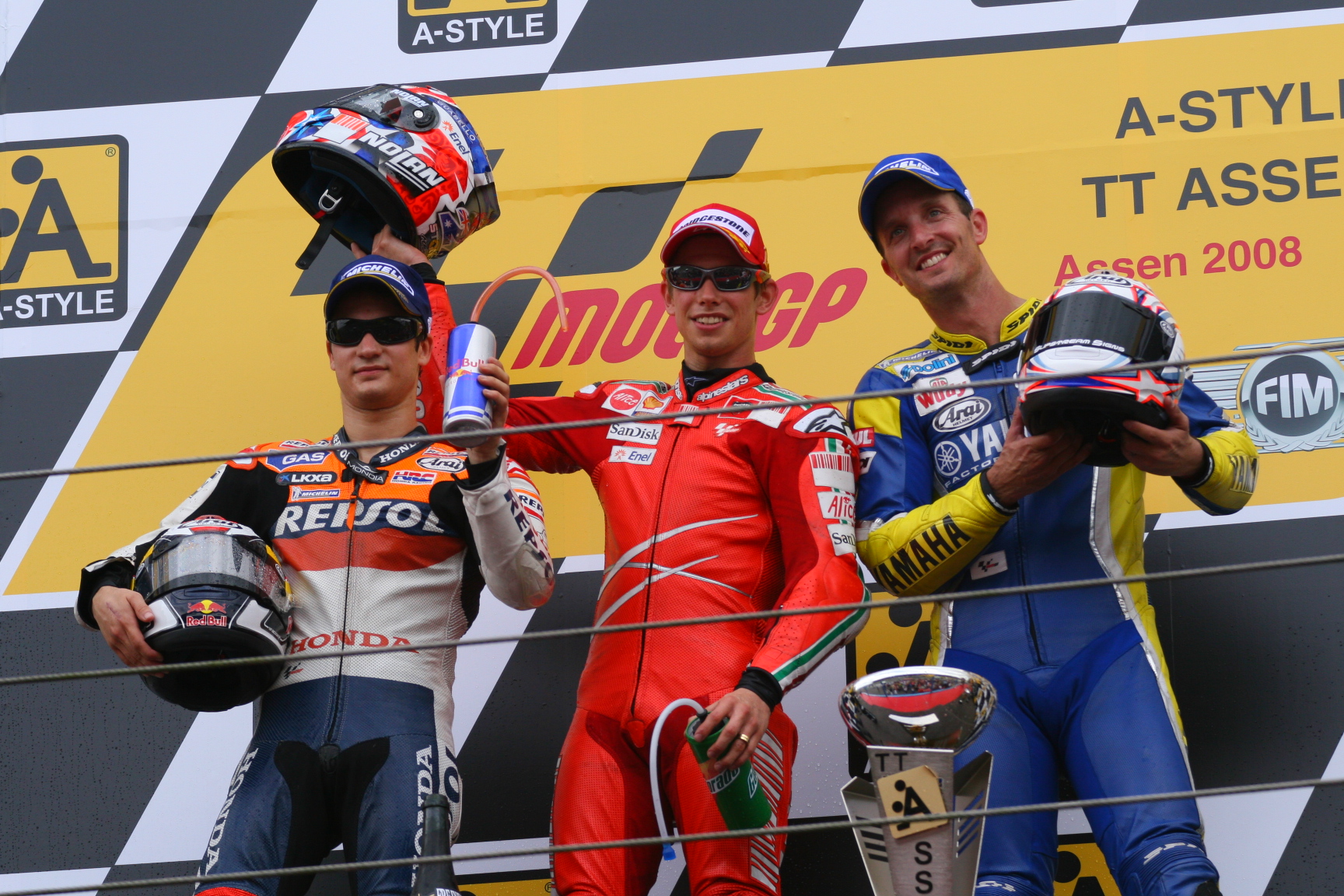 MotoGP podium tijdens TT Assen 2008: Casey Stoner (midden), Dani Pedrosa (links) en Colin Edwards (rechts) | foto© Henk Teerink