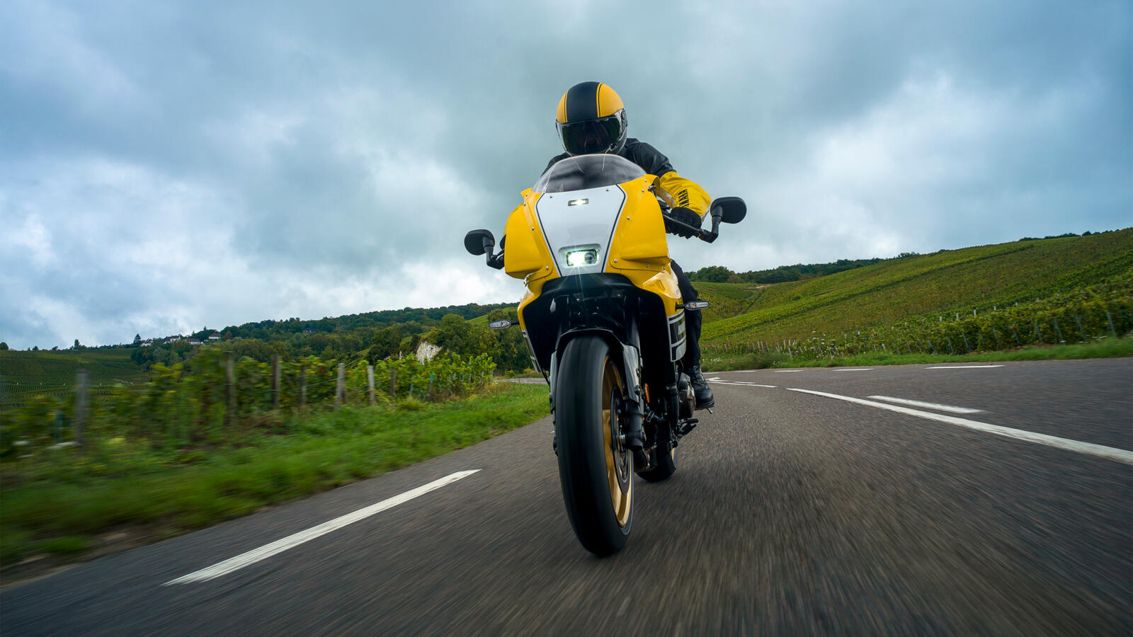 2026_YAM_XS850GP_EU_LRYS1_ACT_003_03_preview