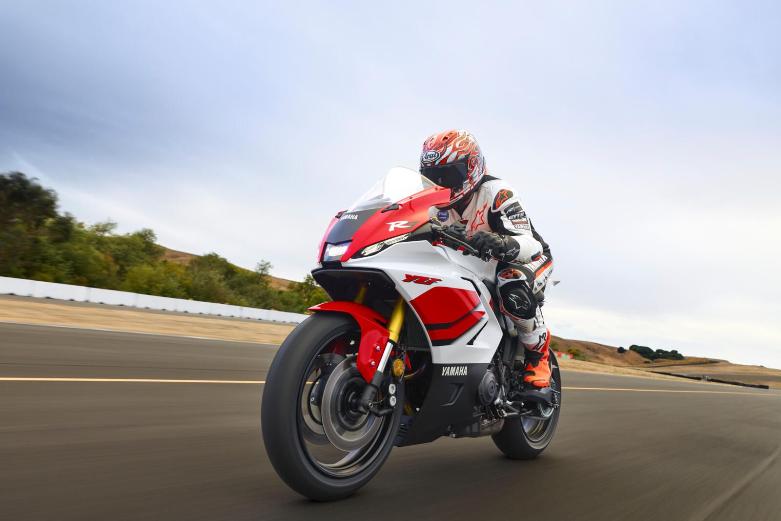 2026_YAM_YZF700R7_EU_BWP1_ACT_003_03_preview