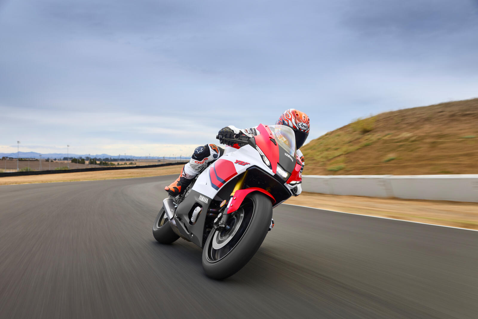 2026_YAM_YZF700R7_EU_BWP1_ACT_004_03_preview