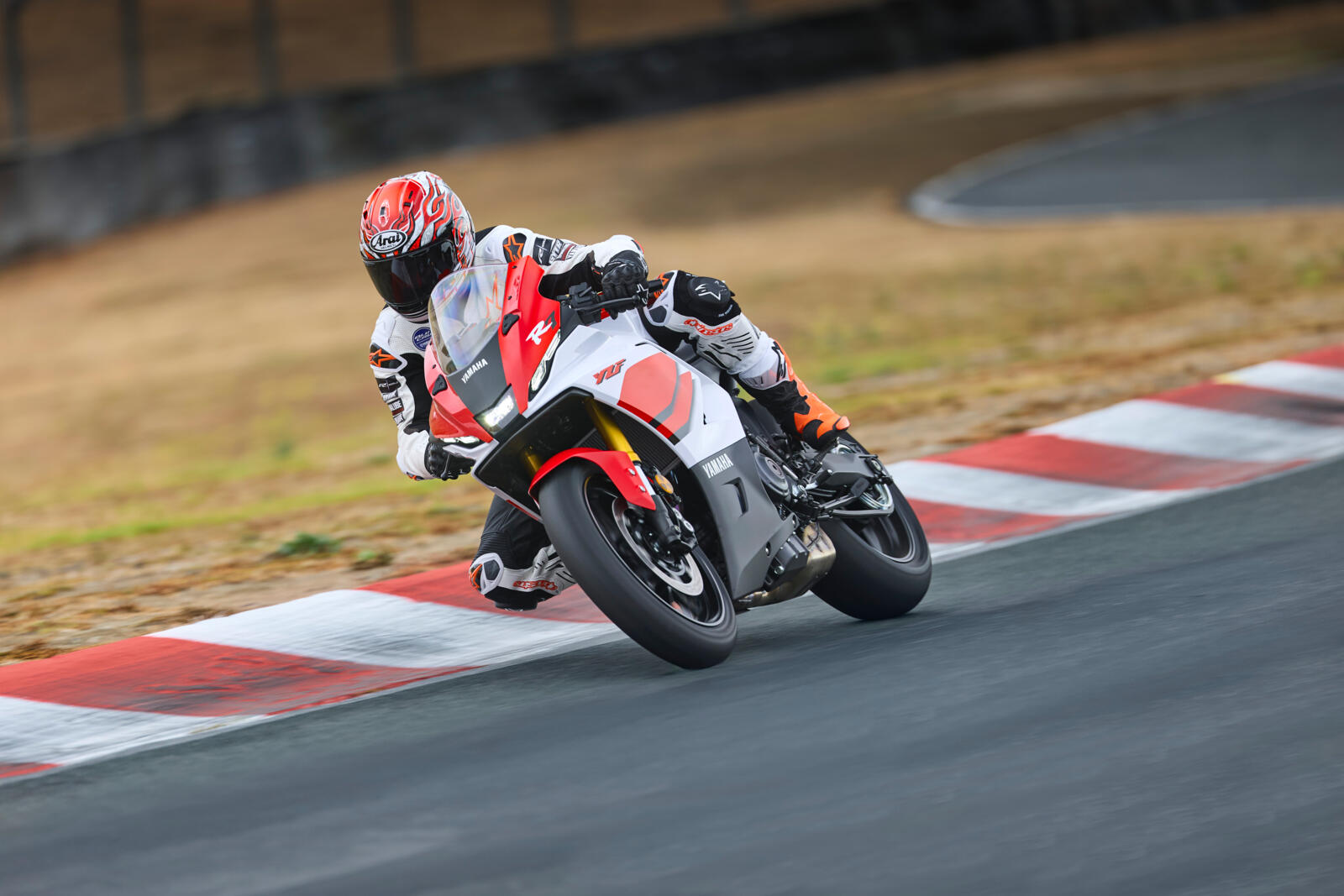 2026_YAM_YZF700R7_EU_BWP1_ACT_006_03_preview