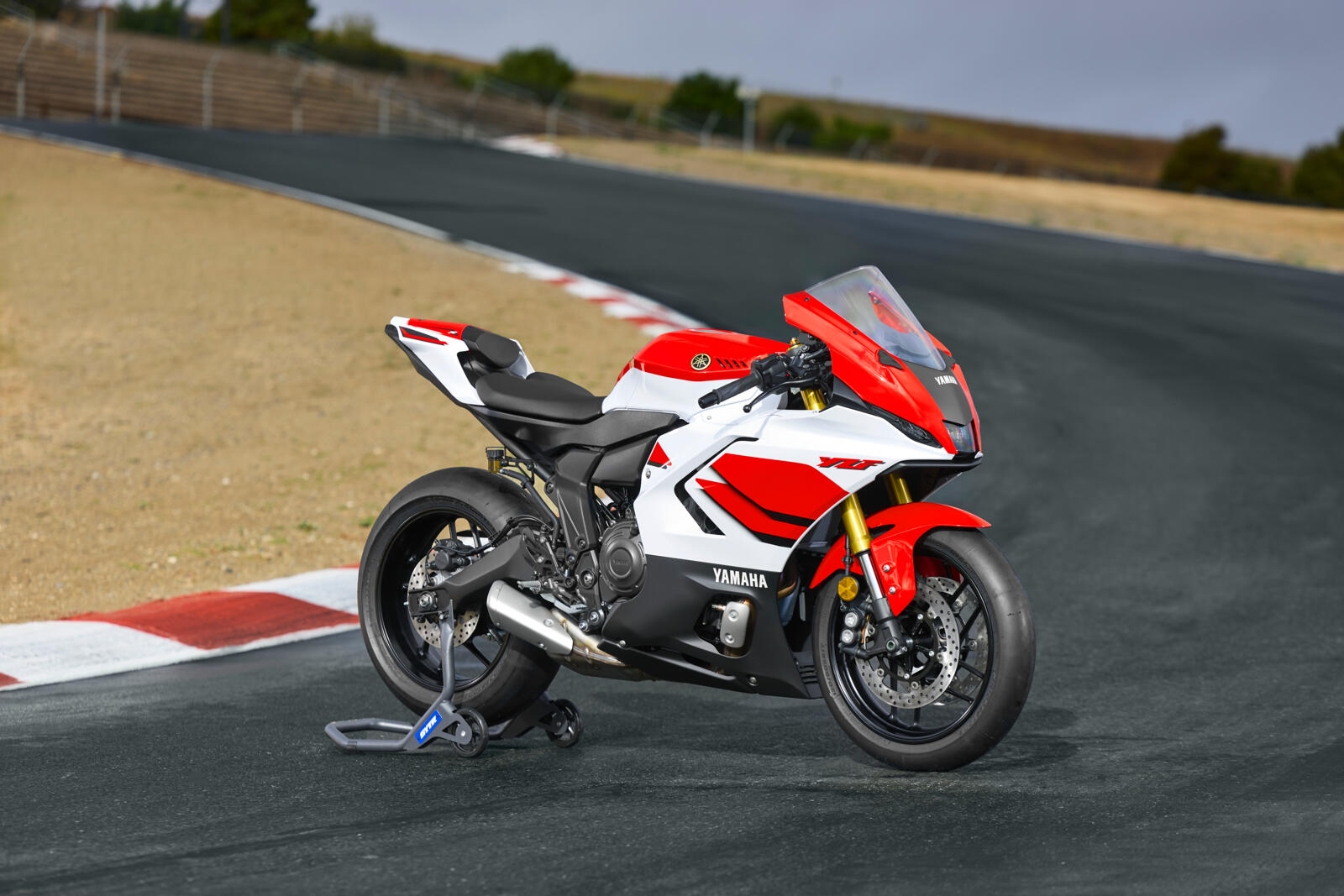 2026_YAM_YZF700R7_EU_BWP1_STA_001_03_preview