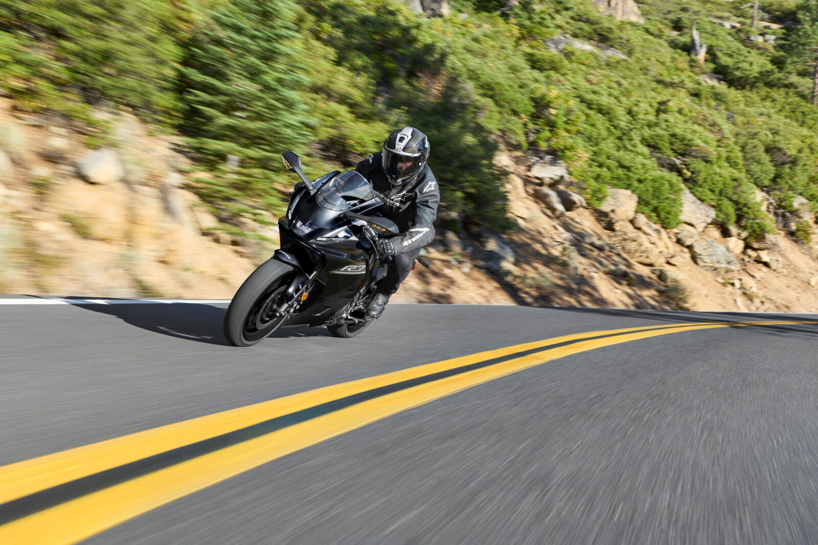 2026_YAM_YZF700R7_EU_SMX_ACT_003_03_preview