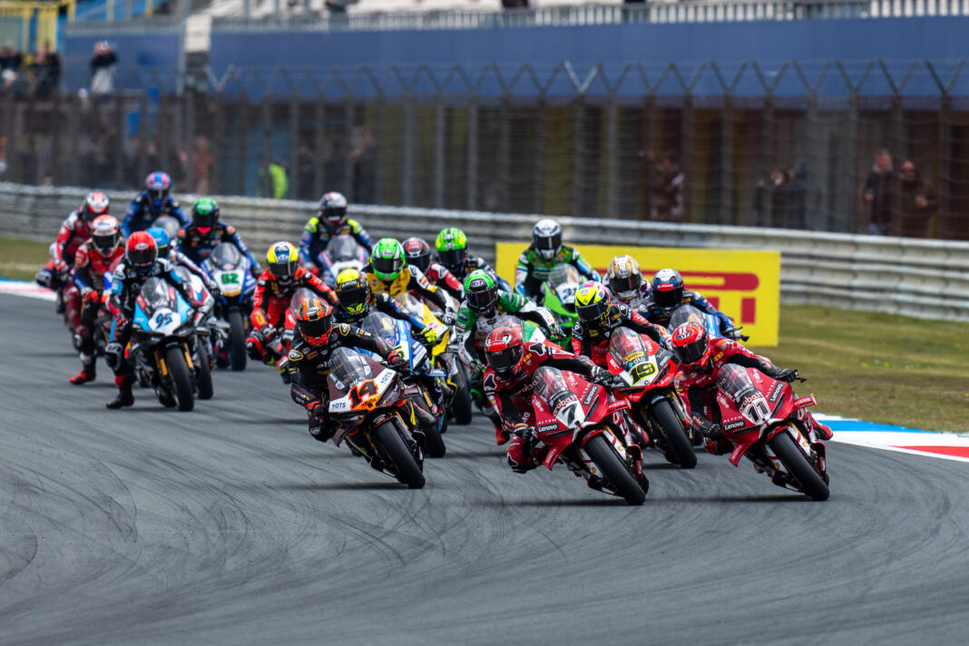 De start van de eerste WorldSBK-race in Assen | foto© Randy van Maasdijk