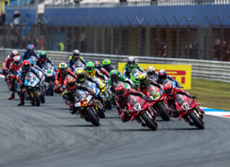 De start van de eerste WorldSBK-race in Assen | foto© Randy van Maasdijk