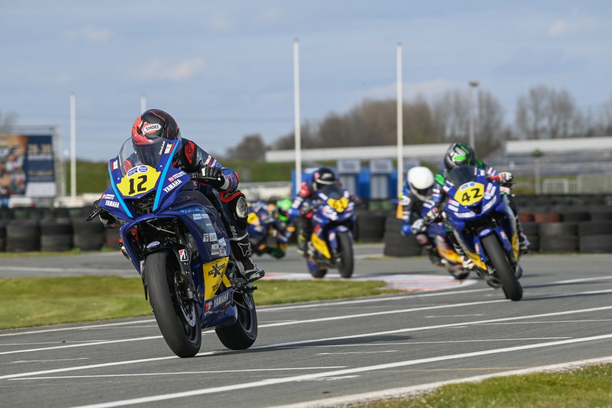 Rookie Quinn de Joode domineert Yamaha R125 Cup seizoensopener in Assen