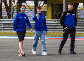 Twan Smits (midden) tijdens de trackwalk | foto© Randy van Maasdijk