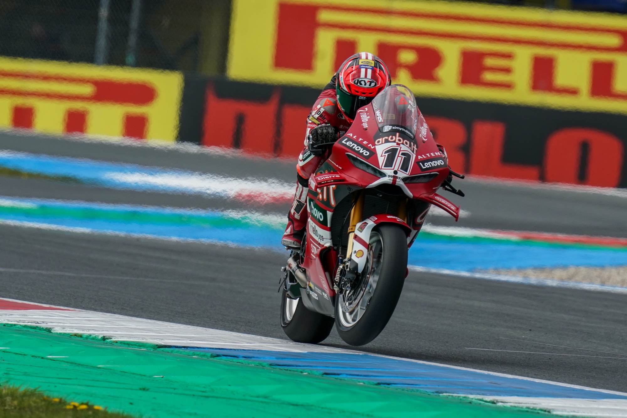 Bulega verpulvert ronderecord en pakt WorldSBK-pole in Assen