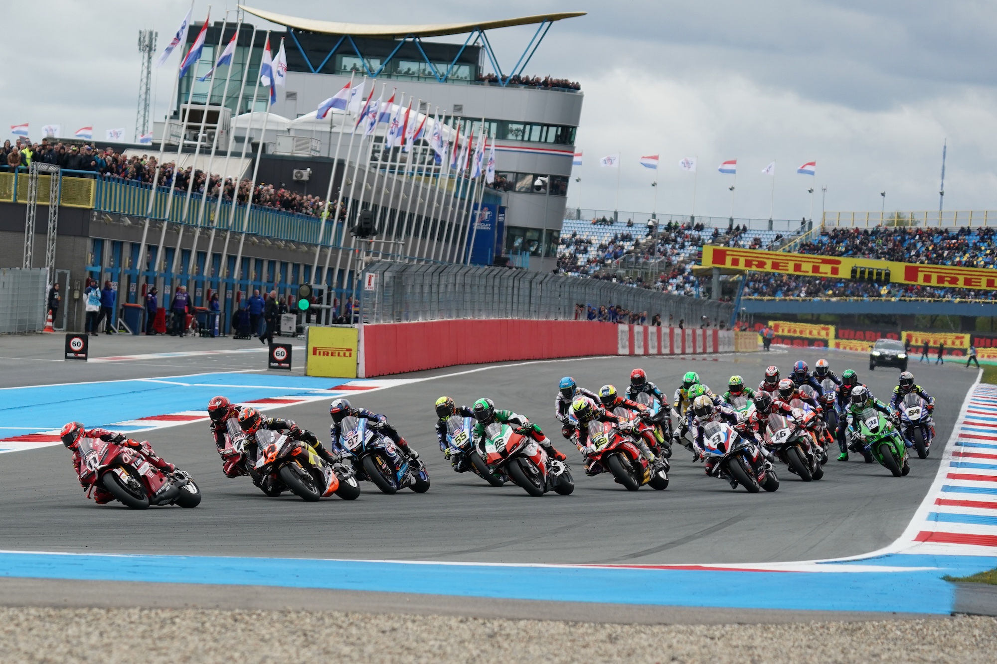 Bulega ongeslagen na dominante Superpole Race op Assen, Lecuona en Sam Lowes completeren podium