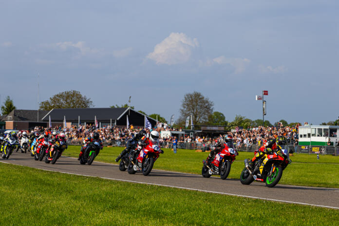 Vanuit het wit-groene gebouwtje verzorgden we het commentaar | foto© Damon Teerin