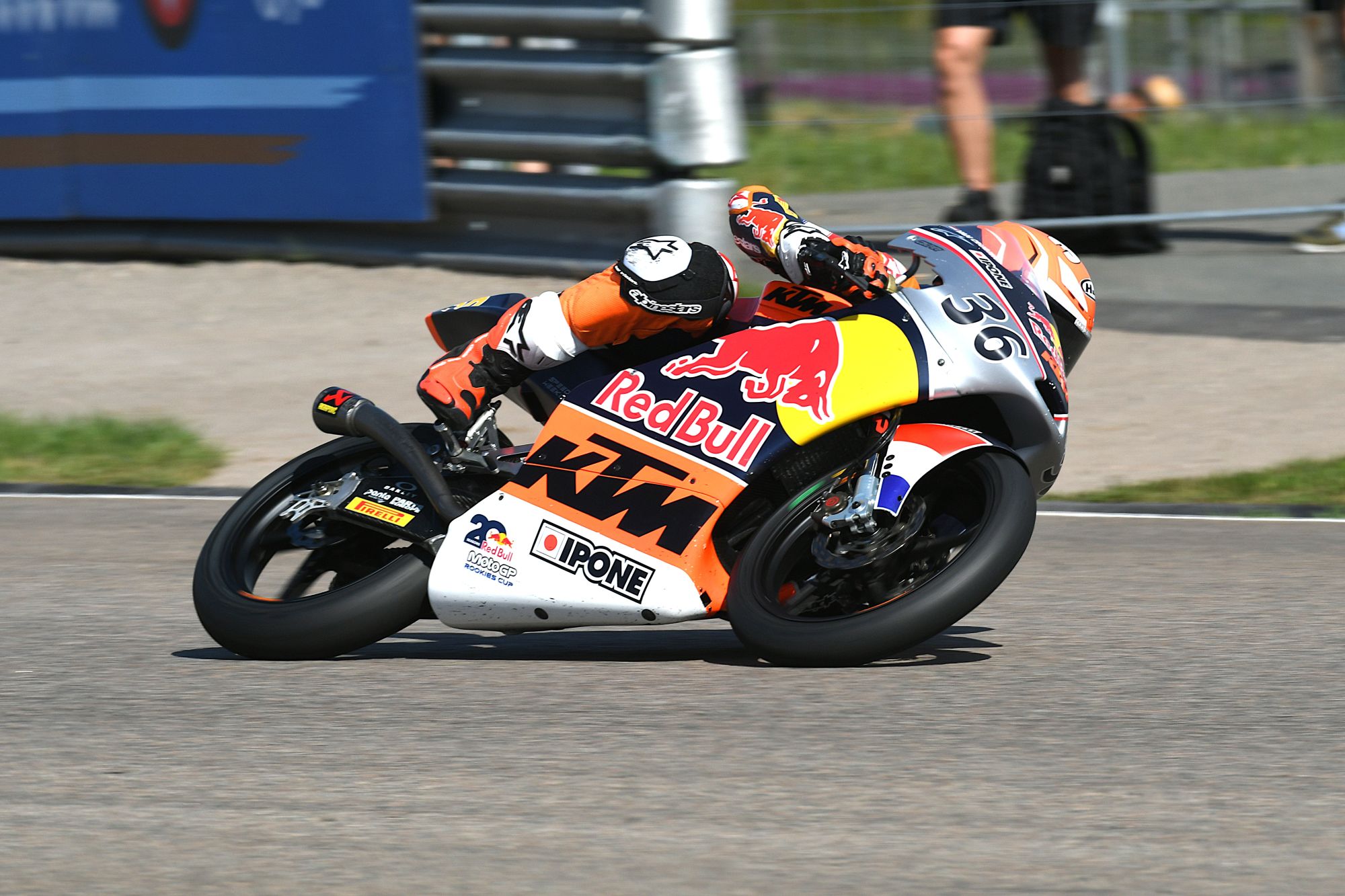 Ryota Ogiwara wint Red Bull MotoGP Rookies Cup race op de Sachsenring, Jurrien van Crugten pakt punt