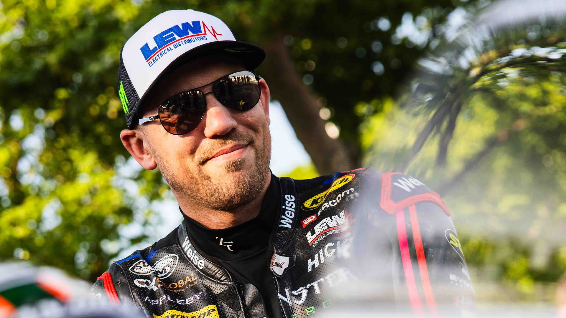 Peter Hickman aan de start van Isle of Man Classic Superbikes tijdens The Racing Day in Assen