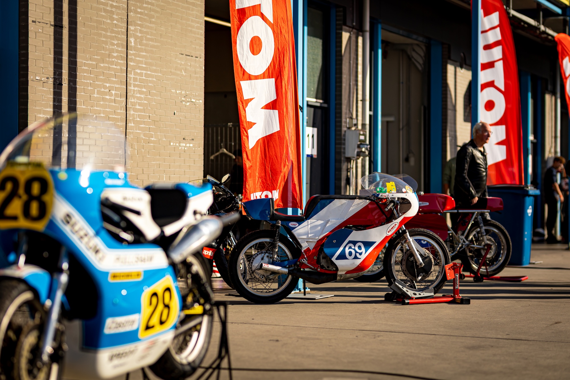 Grote collectie historische GP motoren in actie tijdens TABAC Classic GP Assen