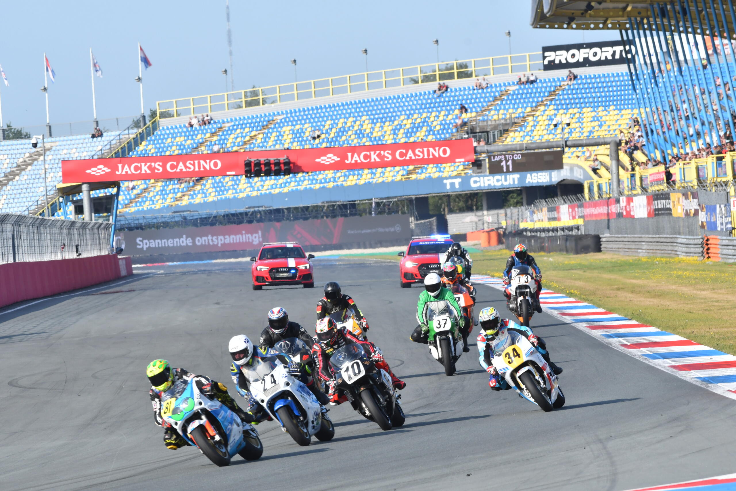 Danny Webb tweemaal de sterkste in Isle of Man Classic Superbike-races op TT Circuit Assen