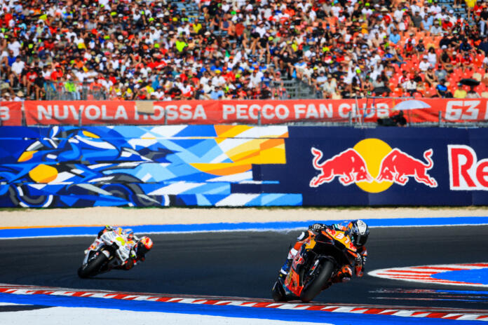 Pedro Acosta (37) voor Fermin Aldeguer (54) in Misano | foto© MotoGP