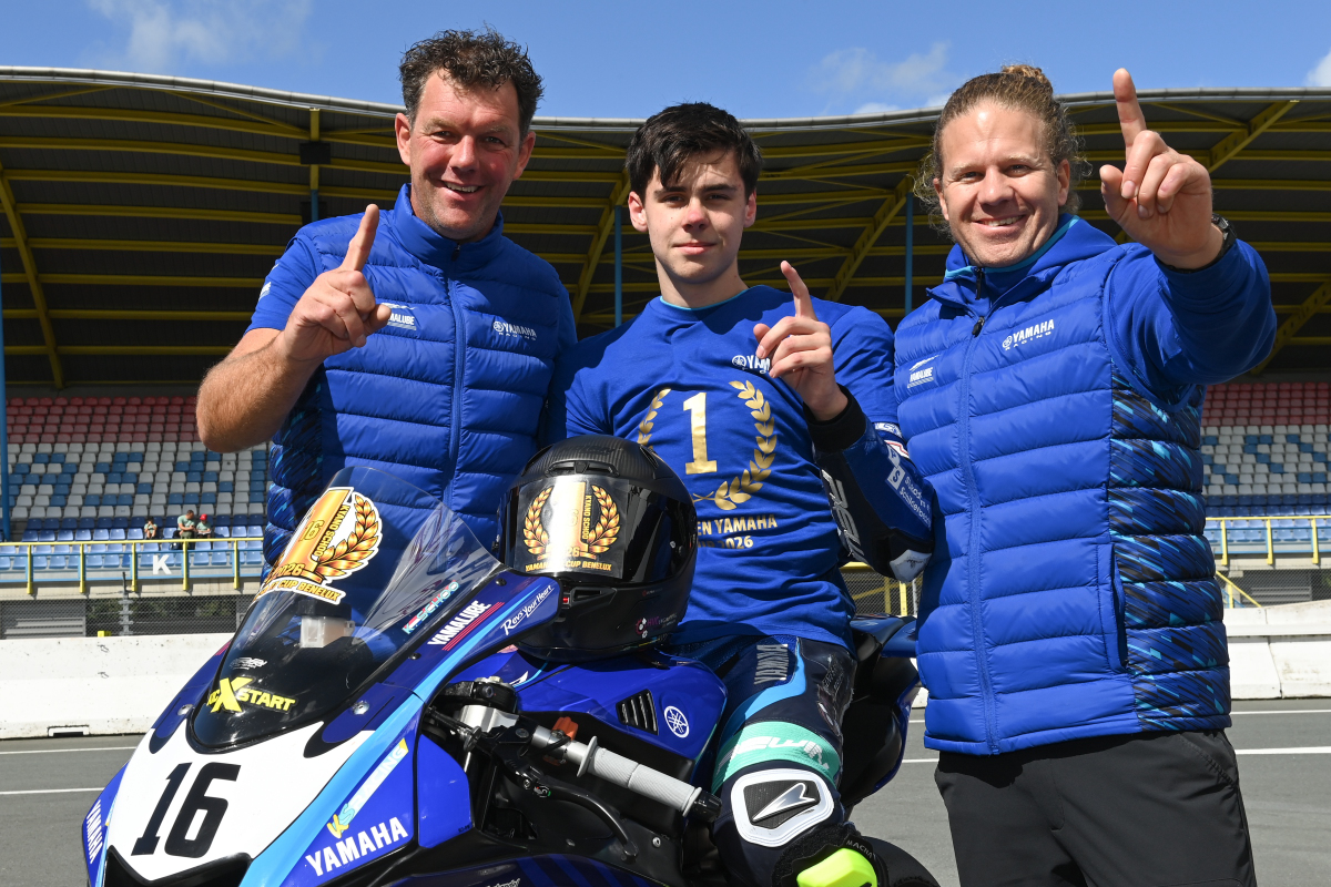 Kyano Schoo kroont zich in Assen tot kampioen Yamaha R7 Cup