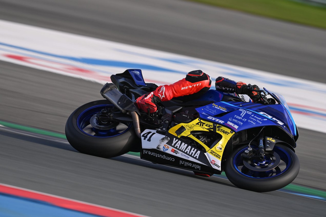Mika Tiemens sluit debuutseizoen Yamaha R7 Benelux Cup af met eerste overwinning